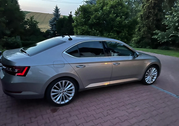 Skoda Superb cena 109000 przebieg: 183673, rok produkcji 2017 z Wyśmierzyce małe 562